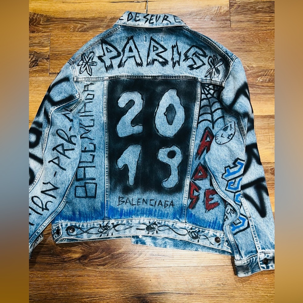 Balenciaga Oversized Graffiti Denim Jacket “2019”
 100% AUTHENTIC!!
SIZE 46